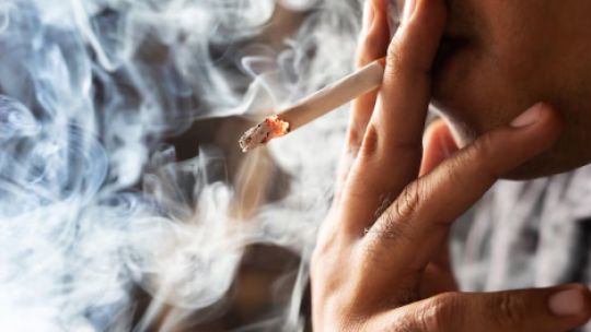 Cecilia Cortés, cardióloga, explica que el humo de tercera mano son micropartículas que quedan en el ambiente tras apagar un cigarrillo.