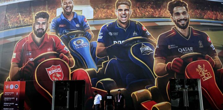 Personal de seguridad junto a un cartel de la Liga Premier India (IPL) en el Estadio Narendra Modi de Ahmedabad. Foto de Arun SANKAR / AFP