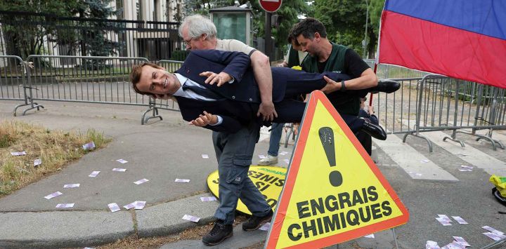 Activistas ambientales de Greenpeace protestaron colocando una estatua de cera del presidente francés Emmanuel Macron. Foto de Thomas SAMSON / AFP