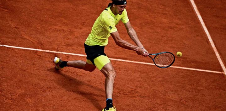 El alemán Alexander Zverev devuelve un revés al holandés Tallon Griekspoor, en el abierto de Francia. Foto de JULIEN DE ROSA / AFP