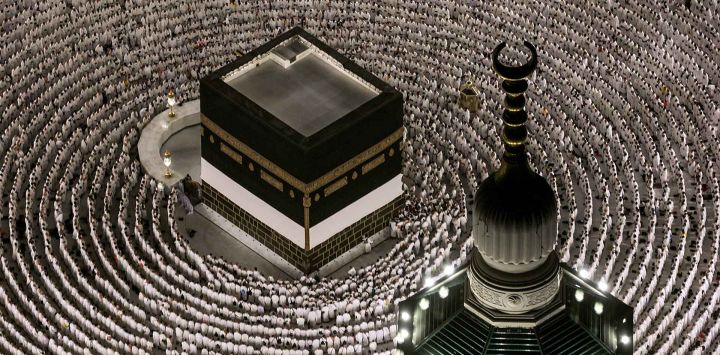 Los fieles musulmanes se reúnen para orar alrededor de la Kaaba, el santuario más sagrado del islam Gran Mezquita de La Meca. Foto de HAZEM BADER / AFP