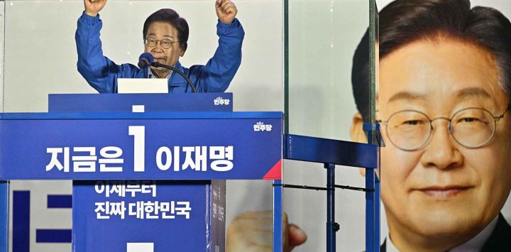 Jae-myung, candidato presidencial del Partido Democrático de Corea del Sur, gesticula tras un cristal antibalas. Foto: ANTHONY WALLACE / AFP