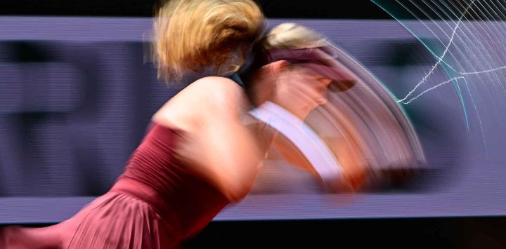 La rusa Mirra Andreeva juega contra la australiana Daria Kasatkina durante el Abierto de Francia, Roland Garros. Foto de JULIEN DE ROSA / AFP