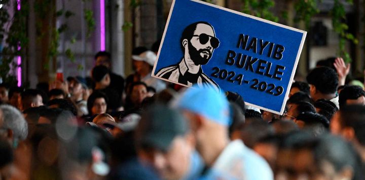  Partidarios del presidente de El Salvador, Nayib Bukele, esperan su discurso de primer año frente al Teatro Nacional en San Salvador. Foto de Marvin RECINOS / AFP