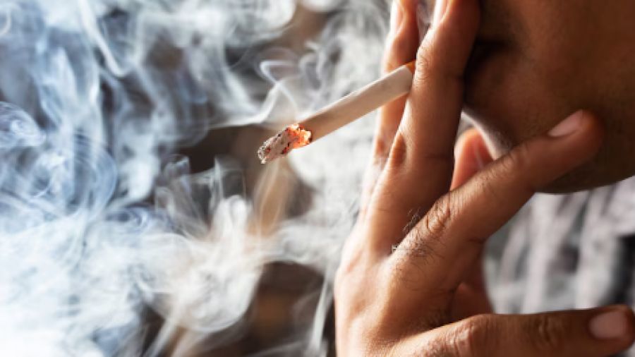 Cecilia Cortés, cardióloga, explica que el humo de tercera mano son micropartículas que quedan en el ambiente tras apagar un cigarrillo.