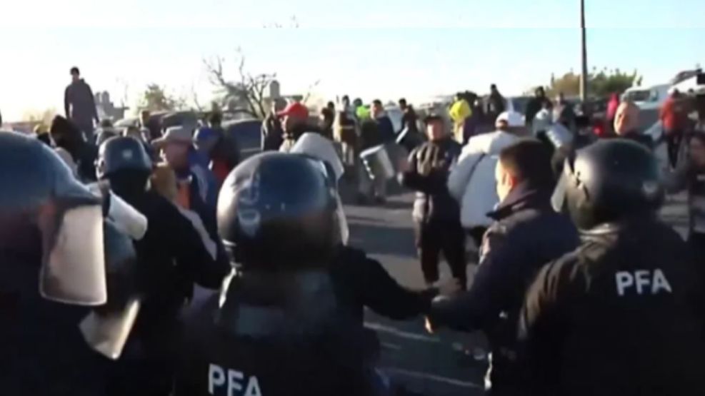 Tensión en Puente La Noria: la policía aplica el protocolo antiíquetes contra los manifestantes 