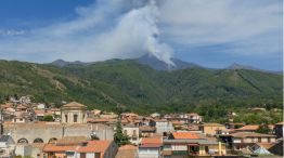 Volcán Etna en erupción 
