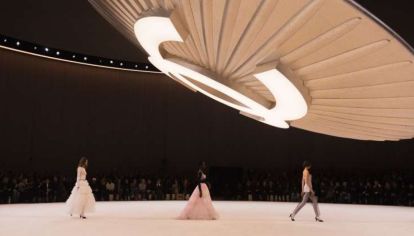 Del 7 al 10 de julio, París volverá a brillar con la Semana de la Alta Costura Otoño–Invierno 2025. La cartelera oficial incluye 27 casas de moda, estrenos creativos y la despedida de grandes figuras. Te contamos quién desfilará y qué esperar de esta temporada clave.