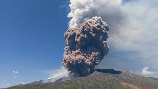 El Etna entró en erupción nuevamente.