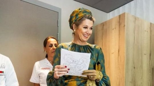 Máxima de Holanda enseña a reciclar un look elegante por tercera vez