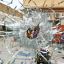 FOTOGALERIA Personal de prensa se ve a través de una ventana de cristal acribillada
