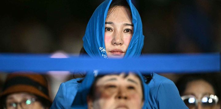 Partidarios del izquierdista Partido Demócrata observan mientras esperan los resultados tras las encuestas a pie de urna que mostraron que Lee Jae-myung. Foto de ANTHONY WALLACE / AFP