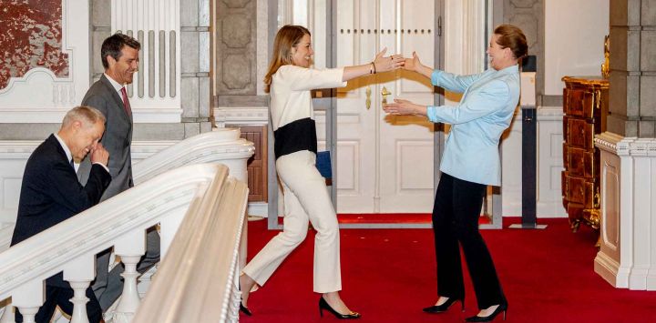 La primera ministra de Dinamarca, Mette Frederiksen (d), recibe a la presidenta del Parlamento Europeo, Roberta Metsola. (Foto de Mads Claus Rasmussen / AFP