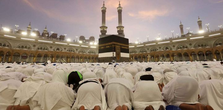 Fieles musulmanes rezan alrededor de la Kaaba, el santuario más sagrado del islam, en el complejo de la Gran Mezquita de La Meca. Foto de AFP