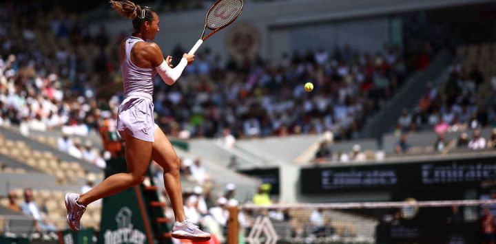  La china Zheng Qinwen devuelve un golpe de derecha a la bielorrusa Aryna Sabalenka en Roland Garros. Foto de Anne-Christine POUJOULAT / AFP