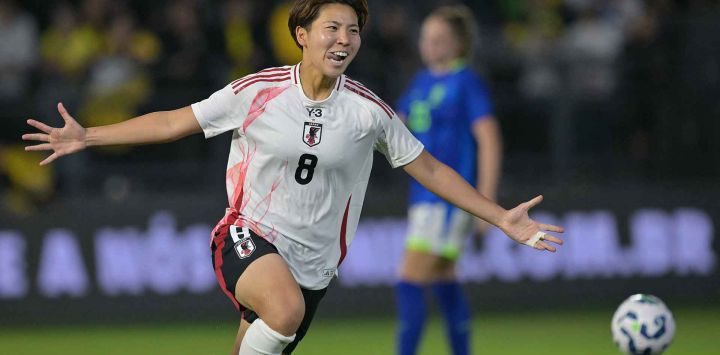 El centrocampista japonés #08 Kiko Seike celebra tras anotar durante un partido amistoso entre Brasil y Japón, en Sao paulo. Foto de NELSON ALMEIDA / AFP