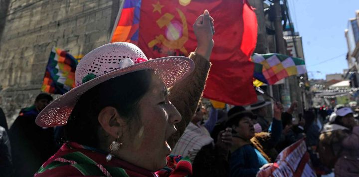 Una mujer grita consignas mientras marcha con otros habitantes de la provincia de Los Andes, Bolivia. Foto de JORGE BERNAL / AFP