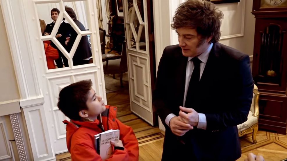 Javier Milei volvió a recibir a Pedrito, "el nene libertario" de 10 años, y le respondió dos preguntas