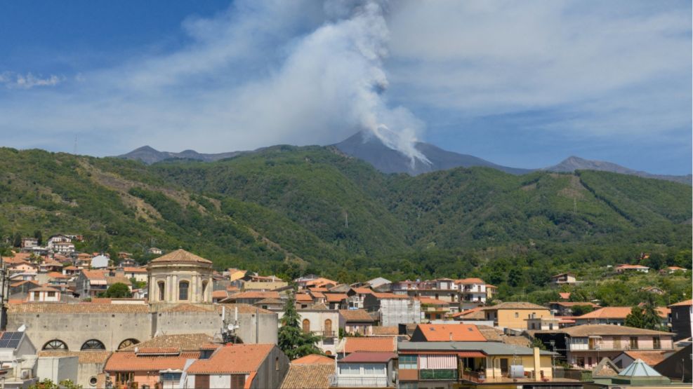 Volcán Etna en erupción 