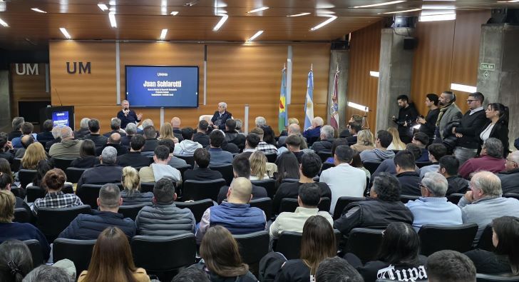 JUAN SCHIARETTI EN LA UNIVERSIDAD DE MORÓN.