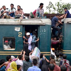 Bangladeshíes suben a un tren en una estación de ferrocarril a las afueras de Daca. Foto de MUNIR UZ ZAMAN / AFP | Foto:AFP