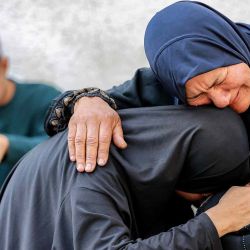 Mujeres de luto reaccionan durante el funeral de las víctimas del bombardeo israelí nocturno en el hospital Al-Shifa de la ciudad de Gaza. Foto de Omar AL-QATTAA / AFP | Foto:AFP