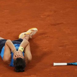 La francesa Lois Boisson celebra tras ganar su partido de cuartos de final individual femenino en Roland Garros. Foto de Dimitar DILKOFF / AFP | Foto:AFP