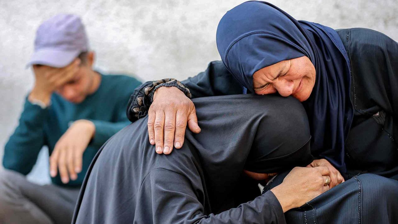 Mujeres de luto reaccionan durante el funeral de las víctimas del bombardeo israelí nocturno en el hospital Al-Shifa de la ciudad de Gaza. Foto de Omar AL-QATTAA / AFP | Foto:AFP