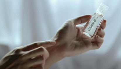 Los ácidos se volvieron aliados clave en el cuidado de la piel, pero no todos funcionan igual ni sirven para lo mismo. El glicólico exfolia, el salicílico purifica y el hialurónico hidrata en profundidad. Cuándo usarlos, cómo combinarlos y qué tener en cuenta según tu tipo de piel.