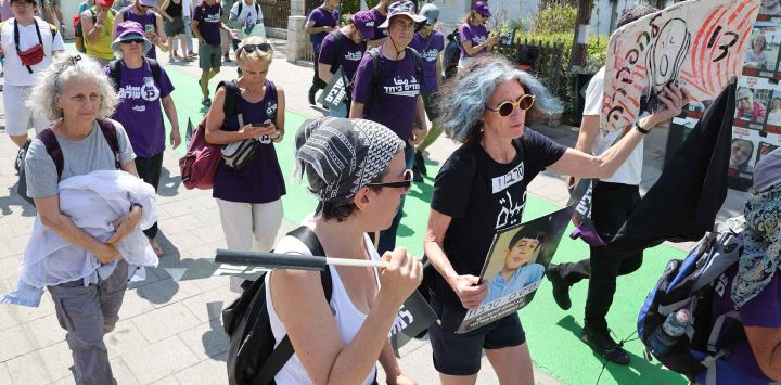 Manifestantes israelíes de izquierdas marchan frente al Ministerio de Defensa en Tel Aviv. Foto de JACK GUEZ / AFP
