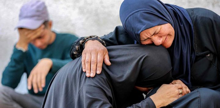 Mujeres de luto reaccionan durante el funeral de las víctimas del bombardeo israelí nocturno en el hospital Al-Shifa de la ciudad de Gaza. Foto de Omar AL-QATTAA / AFP