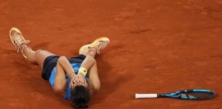 La francesa Lois Boisson celebra tras ganar su partido de cuartos de final individual femenino en Roland Garros. Foto de Dimitar DILKOFF / AFP