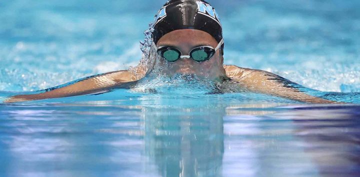 Sofia Szymanowski compite en el Campeonato Nacional Toyota en el Natatorio de la Universidad de Indiana. Foto de Maddie Meyer / AFP