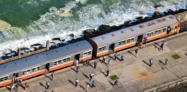 Un tren llega a una estación de Colombo. Foto de Ishara S. KODIKARA / AFP