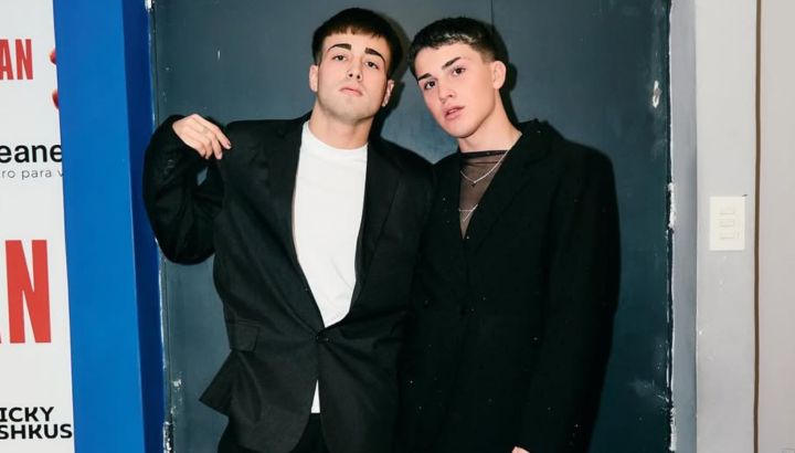 Juan Otero se mostró junto a su pareja, Mateo Lofeudo, en el estreno de la obra de Flor Peña
