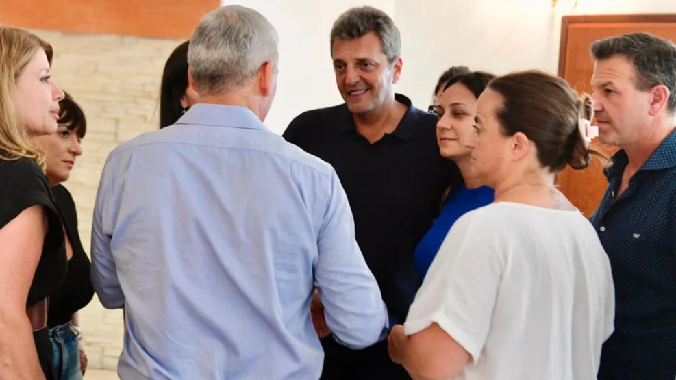 Sergio Massa con dirigentes peronistas