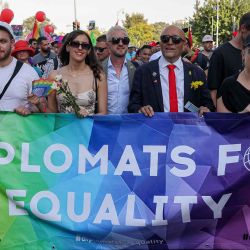 El embajador de Francia en Israel, Frédéric Journes (3.º por la derecha), asiste al Desfile del Orgullo de Jerusalén. Foto de AHMAD GHARABLI / AFP | Foto:AFP