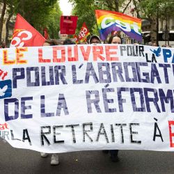 Manifestantes sostienen una pancarta con la leyenda "El Louvre por la paz y la derogación de la reforma de las pensiones" durante una manifestación contra la reforma, en París. Foto de Emma DA SILVA / AFP | Foto:AFP