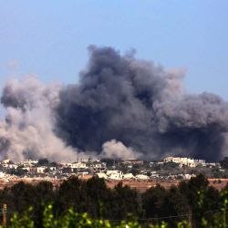 Esta imagen, tomada desde la frontera israelí con la Franja de Gaza, muestra una columna de humo durante un ataque israelí. Foto de Jack GUEZ / AFP | Foto:AFP