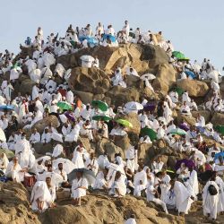 Peregrinos musulmanes rezan al amanecer en el Monte Arafat de Arabia Saudita, también conocido como Jabal al-Rahma. Foto de HAZEM BADER / AFP | Foto:AFP