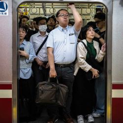 Los pasajeros viajan en tren durante la hora punta de la mañana en la estación de Shimbashi, Tokio. Foto de Philip FONG / AFP | Foto:AFP
