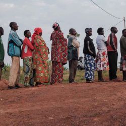 Votantes hacen fila para emitir su voto en las elecciones legislativas de Burundi en la escuela primaria Musama de Gitega. Foto de Tchandrou NITANGA / AFP | Foto:AFP