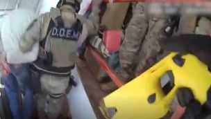 Tuvo un brote psicótico, tomó de rehén a su madre con un cuchillo, y lo redujeron con una taser.