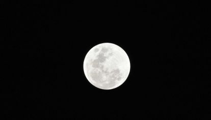 El 21 de junio, la luna llena en Capricornio trae una poderosa energía de transformación emocional y claridad mental. Te contamos cómo impacta a cada signo y qué hacer para aprovechar su fuerza.