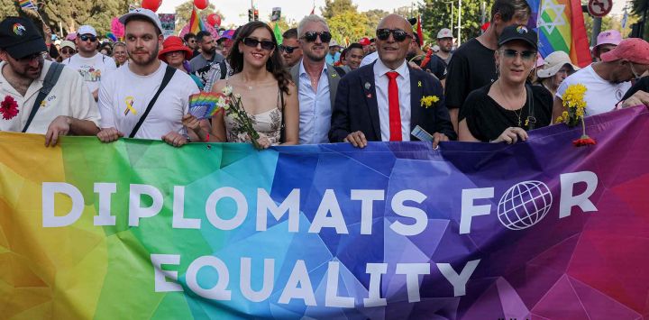El embajador de Francia en Israel, Frédéric Journes (3.º por la derecha), asiste al Desfile del Orgullo de Jerusalén. Foto de AHMAD GHARABLI / AFP