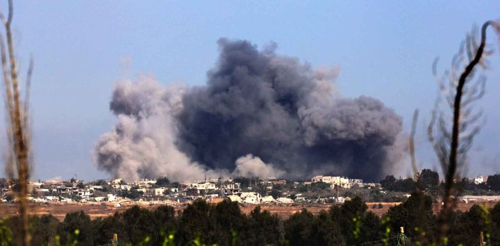 Esta imagen, tomada desde la frontera israelí con la Franja de Gaza, muestra una columna de humo durante un ataque israelí. Foto de Jack GUEZ / AFP