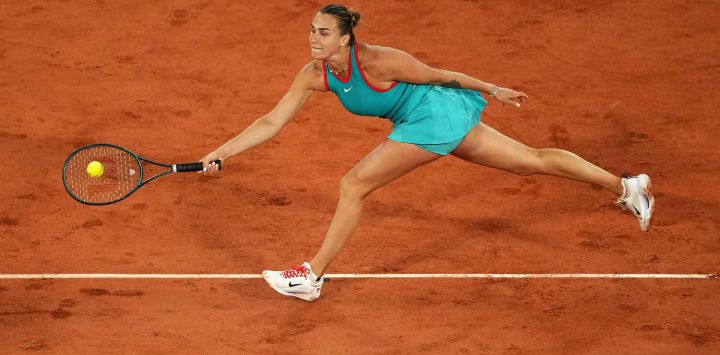 La bielorrusa Aryna Sabalenka devuelve un golpe de derecha a la polaca Iga Swiatek durante su partido de semifinales en Roland Garros. Foto de Dimitar DILKOFF / AFP