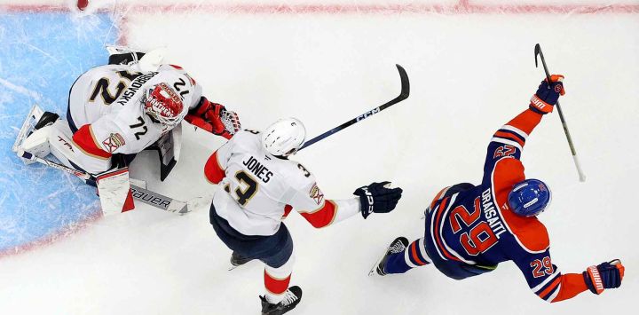 Leon Draisaitl #29 de los Edmonton Oilers reacciona tras desperdiciar el gol de la victoria para vencer a los Florida Panthers. Copa Stanley 2025. Foto de Steph Chambers / AFP