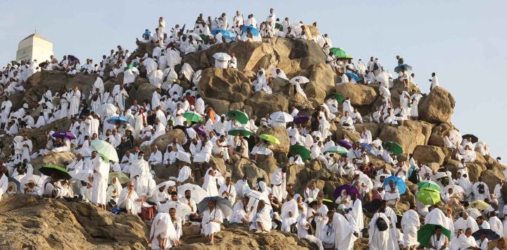Peregrinos musulmanes rezan al amanecer en el Monte Arafat de Arabia Saudita, también conocido como Jabal al-Rahma. Foto de HAZEM BADER / AFP