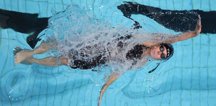 Claire Jansen compite en las eliminatorias de 50 m espalda femenino en el tercer día del Campeonato Nacional Toyota. Foto de Maddie Meyer / AFP